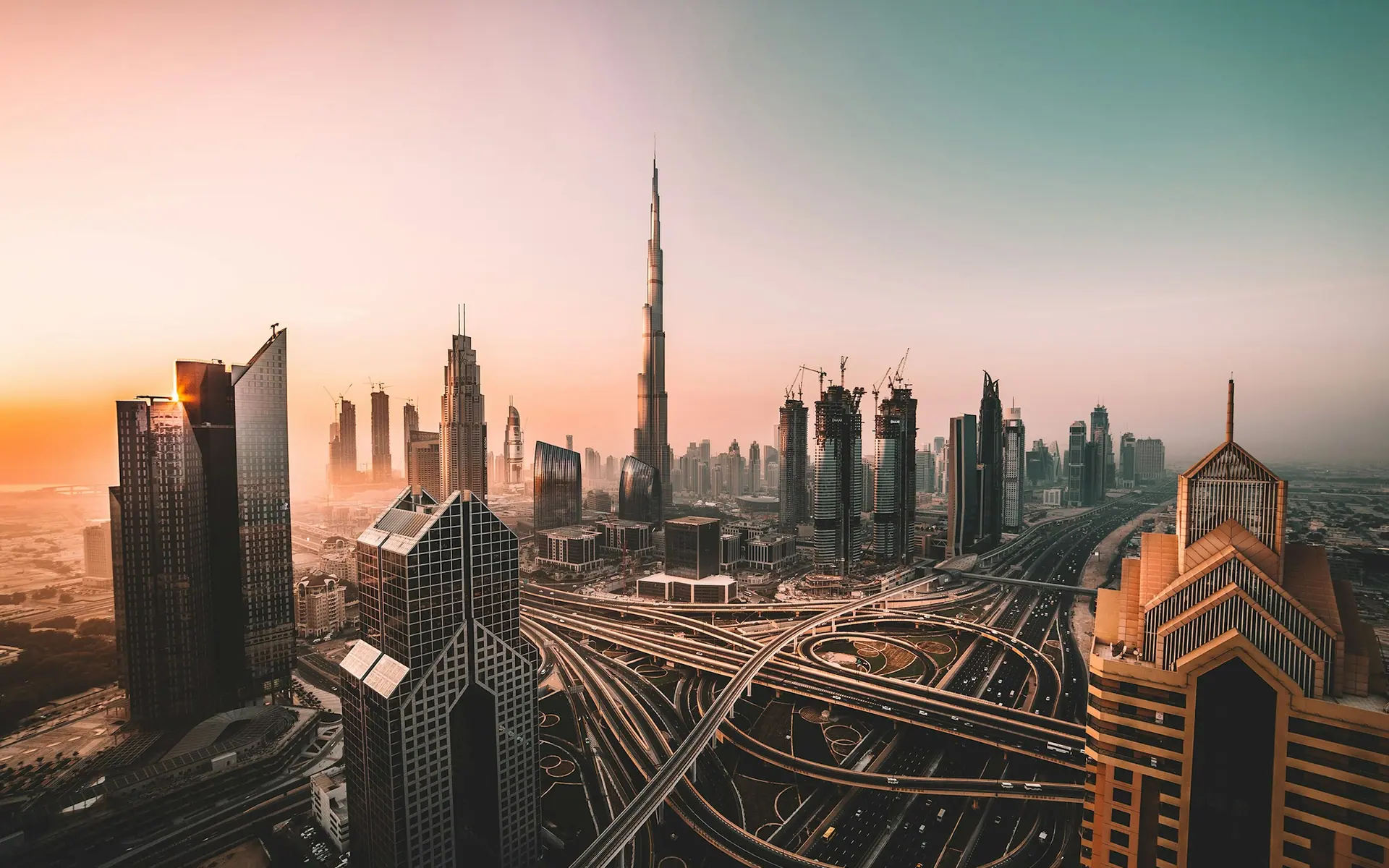 Horizonte de arranha-céus de Dubai ao entardecer
