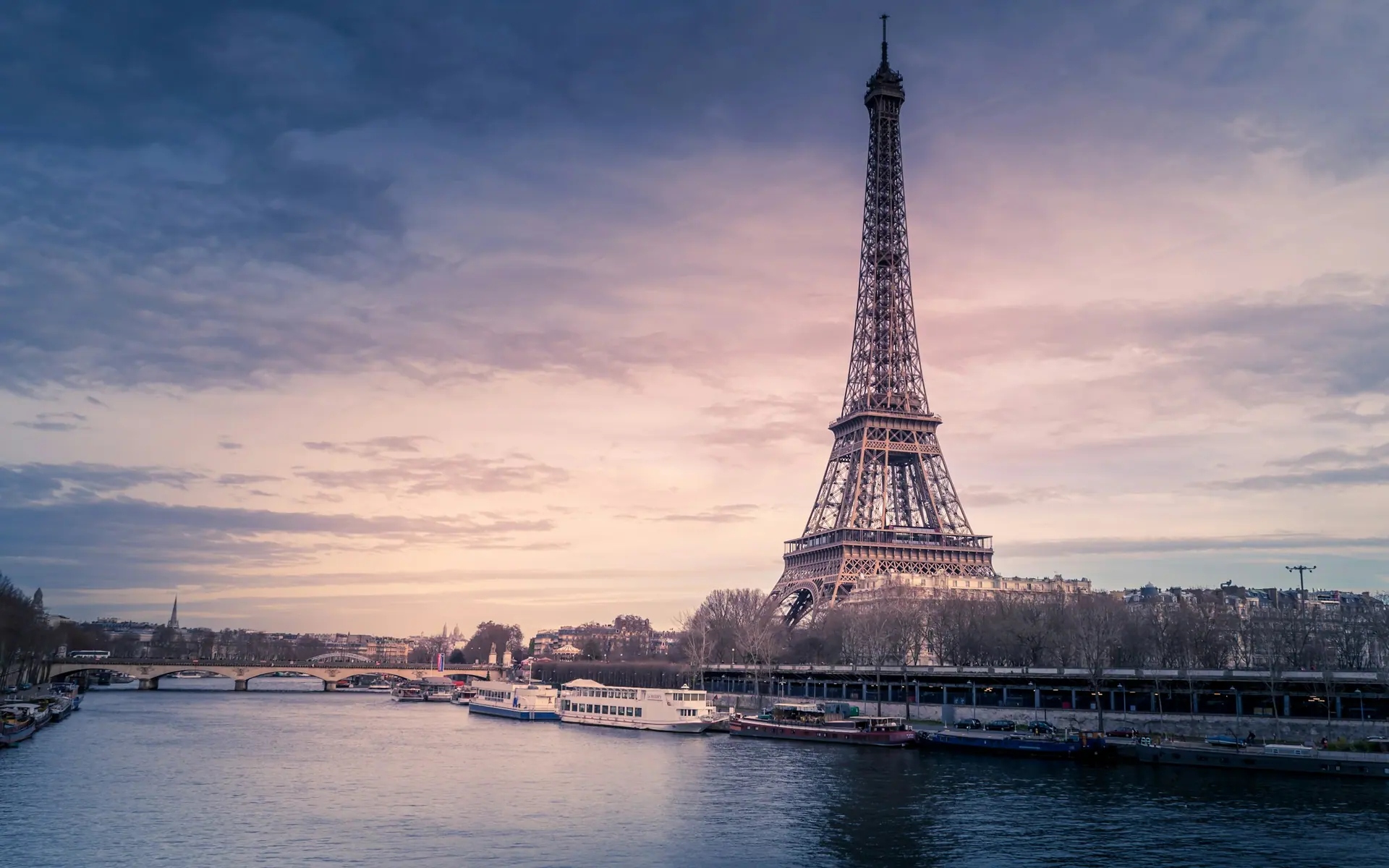 Torre Eiffel às margens do Sena, em Paris