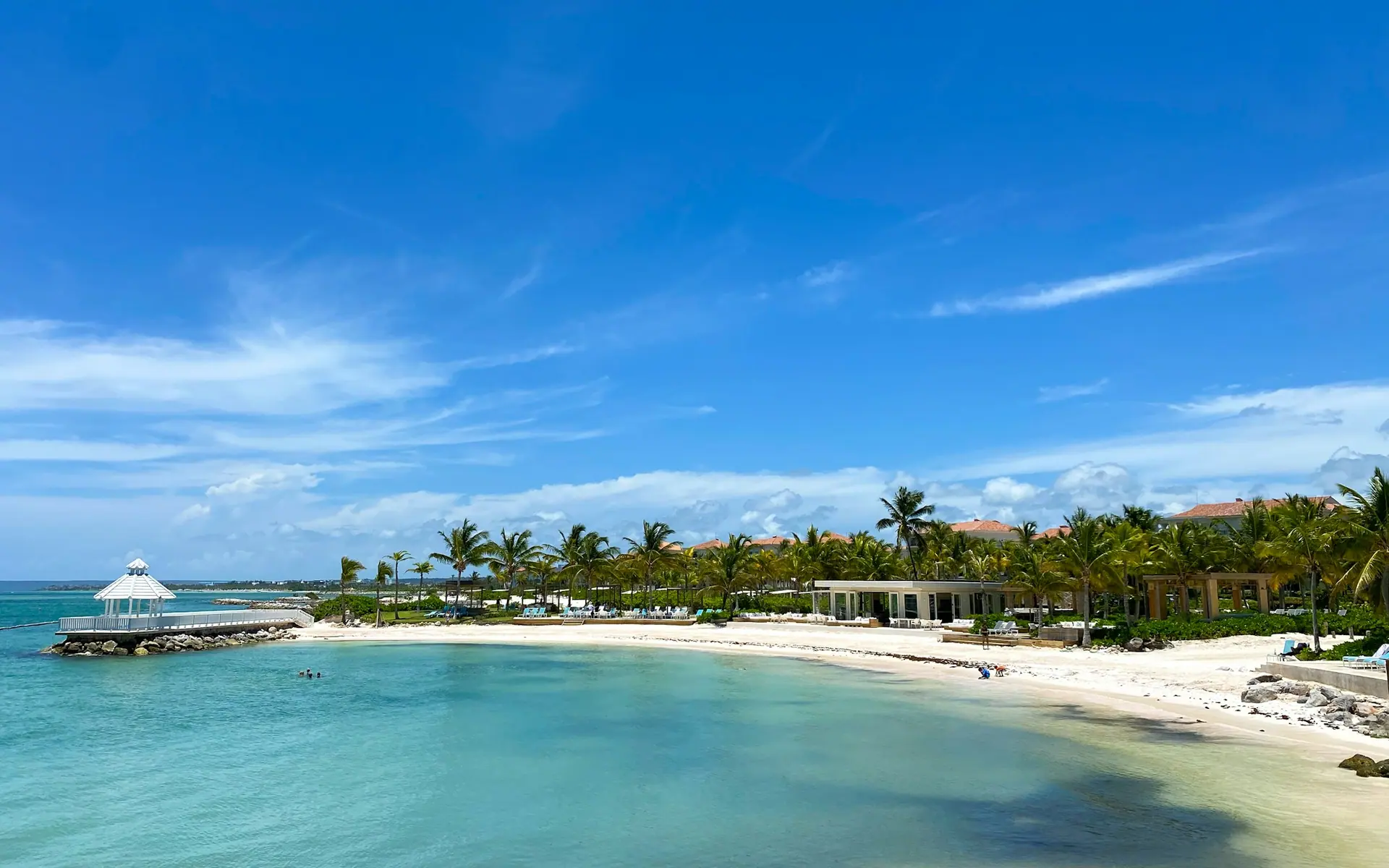 Praia de areia clara e mar turquesa em Punta Cana